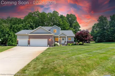 508 Forest Hill Dr, Oxford, MI 48371