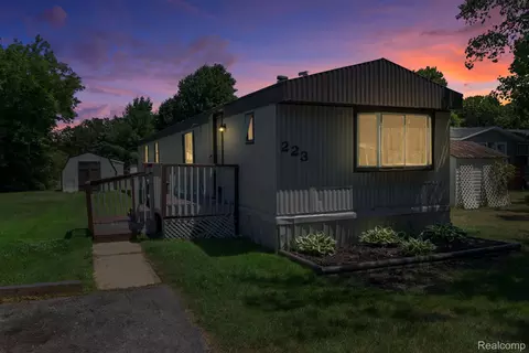 351 N Squirrel Rd #223, Auburn Hills, MI 48326