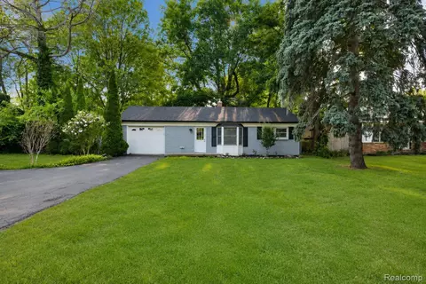 648 S Cass Lake Rd, Waterford, MI 48328