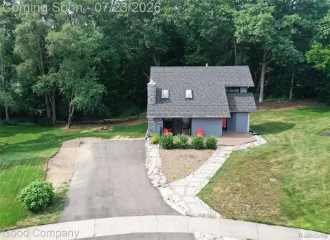 2783 Angelus Cir, Waterford, MI 48329