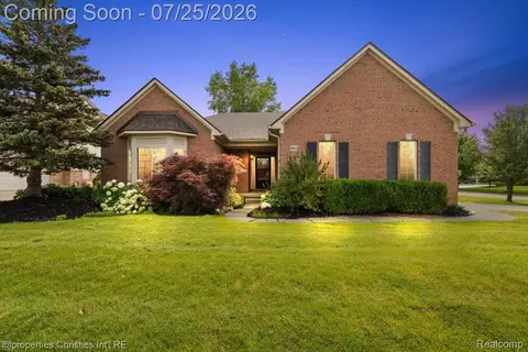903 Westlake Ave, Oxford, MI 48371