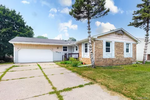 1047 Coolidge Rd, Lansing, MI 48912
