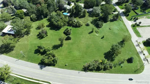 000 Holly Rd, Grand Blanc, MI 48439