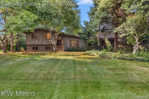 2804 Rhineberry Rd, Rochester Hills, MI 48309