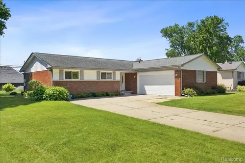 3370 Sandy Creek Dr, Shelby Township, MI 48316