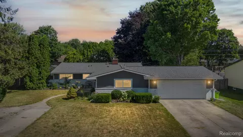 9194 Oakview Dr, Swartz Creek, MI 48473