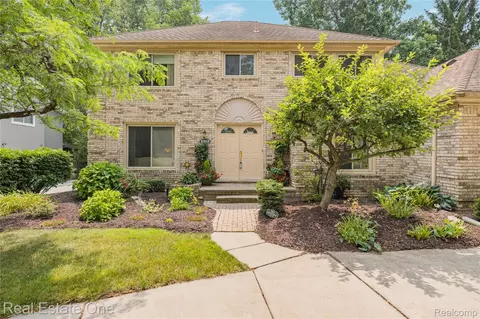 33615 Heritage Hills Dr, Farmington Hills, MI 48331