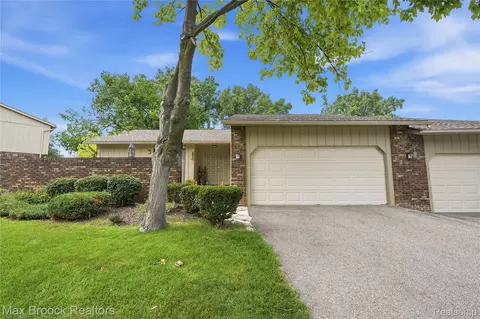 4238 Foxpointe Dr, West Bloomfield, MI 48323