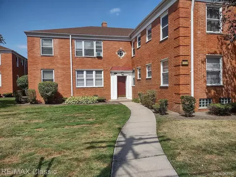 21519 Kingsville St, Harper Woods, MI 48225