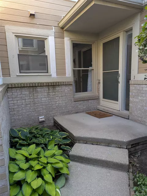 9327 Eastwind Dr, Livonia, MI 48150