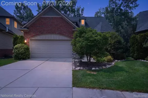 5590 River Park Dr, Waterford, MI 48327