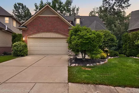 5590 River Park Dr, Waterford, MI 48327