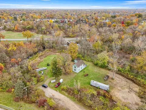 8004 N Farmington Rd, Westland, MI 48185