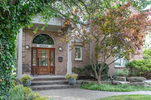 26624 Wyoming Rd, Huntington Woods, MI 48070