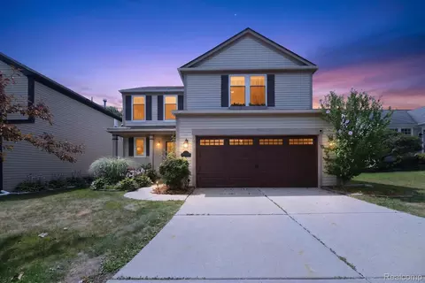 5082 Whispering Glen Trl, Grand Blanc, MI 48442