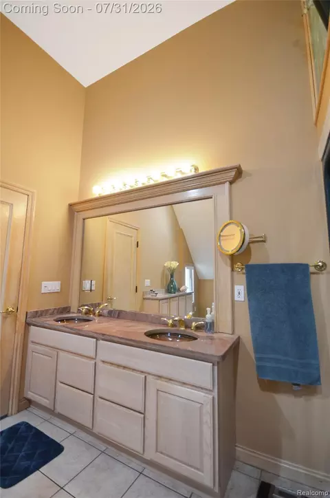 Bath - 38048 Huron Pointe Dr, Harrison, MI 48045 photo 6 of 9