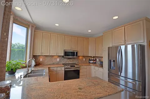 Kitchen - 38048 Huron Pointe Dr, Harrison, MI 48045 photo 4 of 5