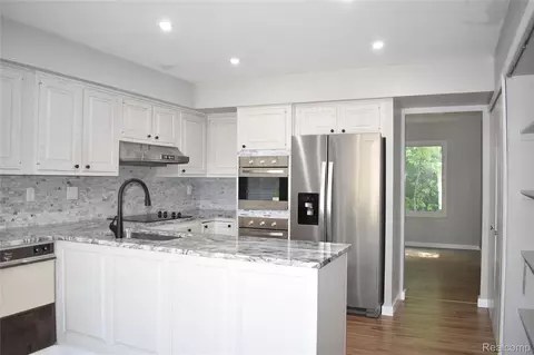 2073 Bordeaux St, West Bloomfield, MI 48323