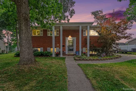 3923 Percy King Rd, Waterford, MI 48329