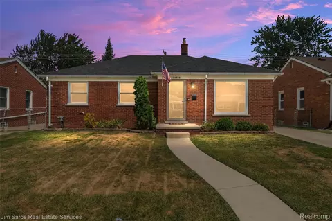 21713 Sunnyside St, Saint Clair Shores, MI 48080