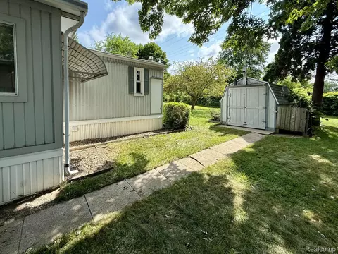 Exterior - 39 Oakridge E, Monroe, MI 48161 photo 9 of 11