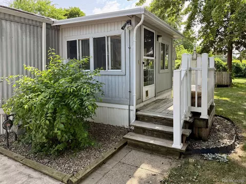 Exterior - 39 Oakridge E, Monroe, MI 48161 photo 6 of 11