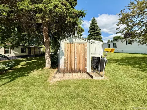 Exterior - 39 Oakridge E, Monroe, MI 48161 photo 10 of 11