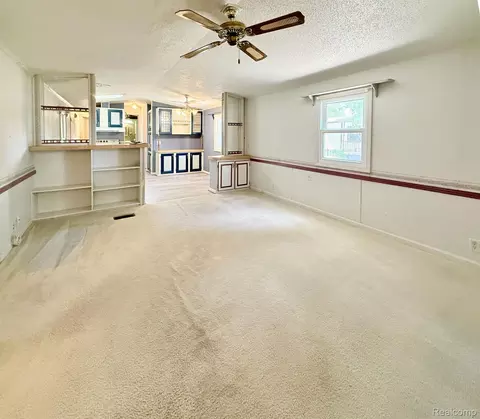 Living - 39 Oakridge E, Monroe, MI 48161 photo 2 of 3