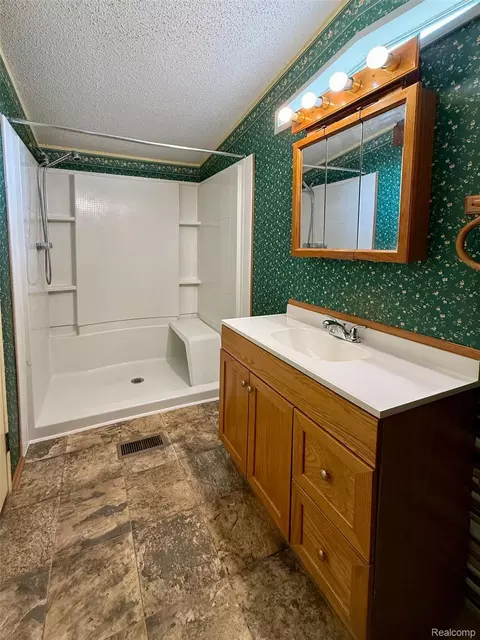 Bath - 39 Oakridge E, Monroe, MI 48161 photo 1 of 2