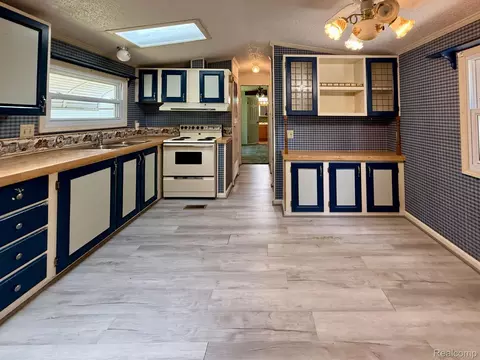 Kitchen - 39 Oakridge E, Monroe, MI 48161 photo 2 of 2