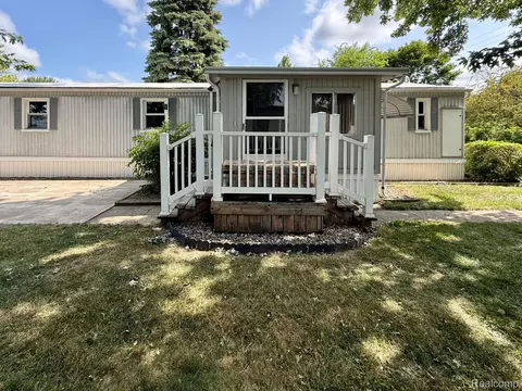 Exterior - 39 Oakridge E, Monroe, MI 48161 photo 7 of 11
