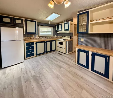 Kitchen - 39 Oakridge E, Monroe, MI 48161 photo 1 of 2