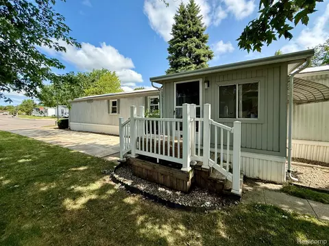Exterior - 39 Oakridge E, Monroe, MI 48161 photo 8 of 11