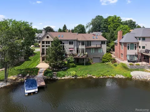 4443 Island View Dr, Waterford, MI 48328