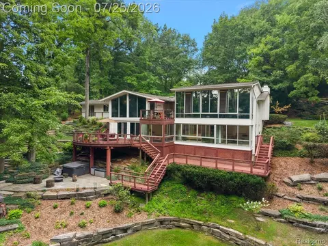 4910 Malibu Dr, Bloomfield Township, MI 48302