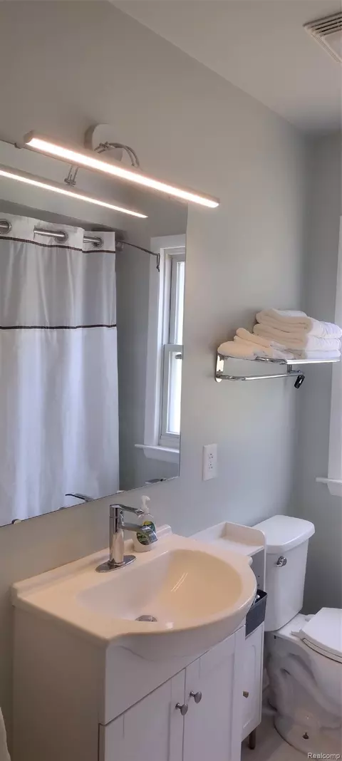 Bath - 1823 Washington St, Algonac, MI 48001 photo 1 of 2