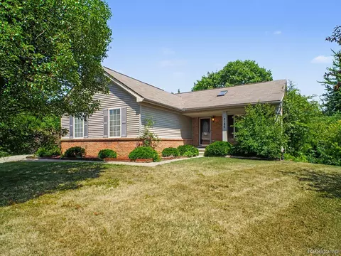 5186 Northwood Rd, Grand Blanc, MI 48439