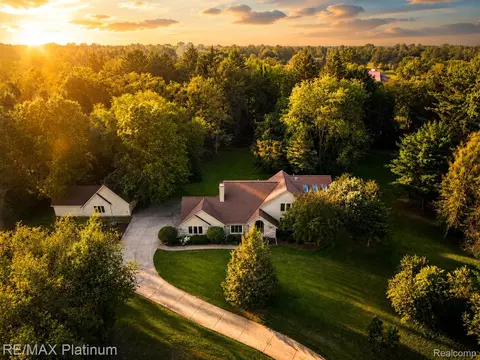 12273 Pinebrook Ln, Green Oak, MI 48178