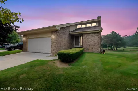 4723 Fairway Ct, Waterford, MI 48328
