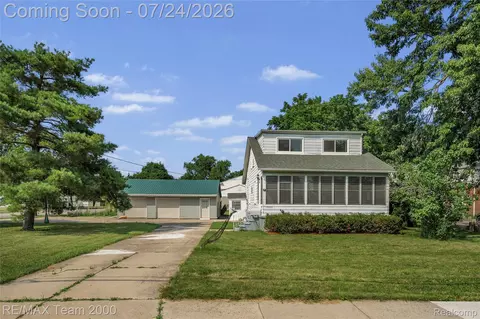 19615 Eastwood Dr, Harper Woods, MI 48225