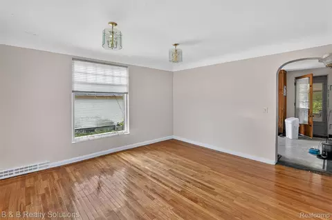 Living - 307 N Cherry St, Flushing, MI 48433 photo 4 of 4