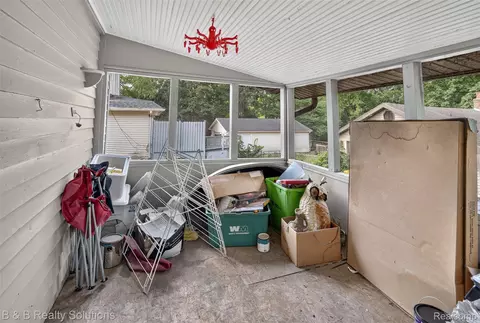 Exterior - 307 N Cherry St, Flushing, MI 48433 photo 4 of 5