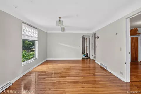 Living - 307 N Cherry St, Flushing, MI 48433 photo 3 of 4