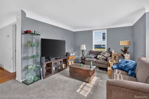 Living - 307 N Cherry St, Flushing, MI 48433 photo 2 of 4
