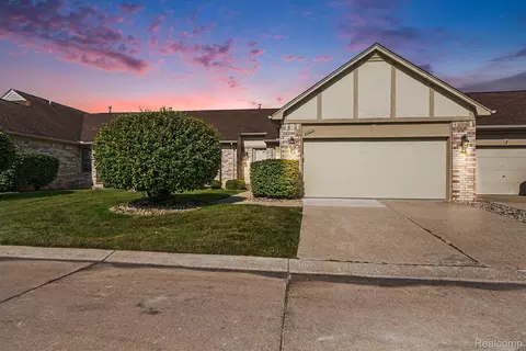 42619 Cedar Ridge Dr, Clinton Township, MI 48038