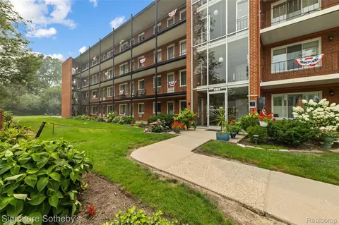 2820 Woodslee Dr #205, Royal Oak, MI 48073