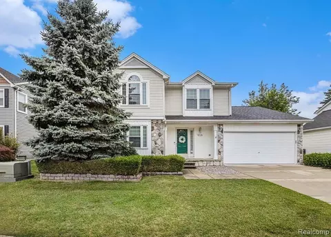 47114 Scarlet Dr S, Novi, MI 48374