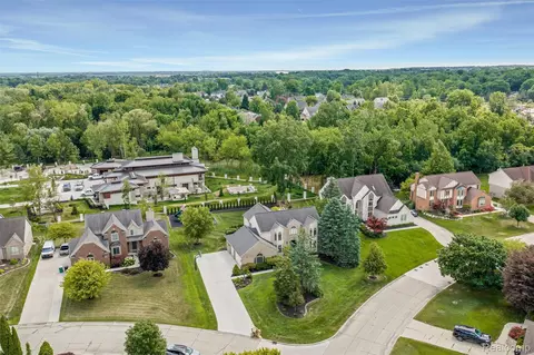 37071 Aspen Dr, Farmington Hills, MI 48335