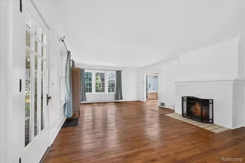 Living - 27108 E River Rd, Grosse Ile, MI 48138 photo 3 of 4