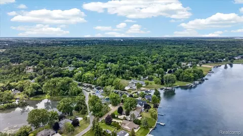 View/Area - 27108 E River Rd, Grosse Ile, MI 48138 photo 5 of 8